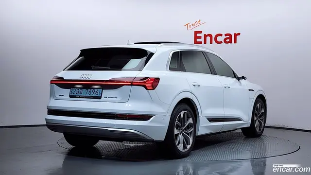 Main__Slider__Photo:e-tron Audi 2021.10-1