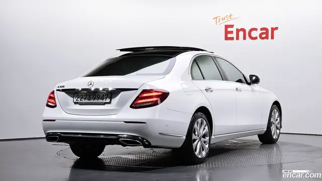 Main__Slider__Photo:E-Class Mercedes-Benz 2019.8-1