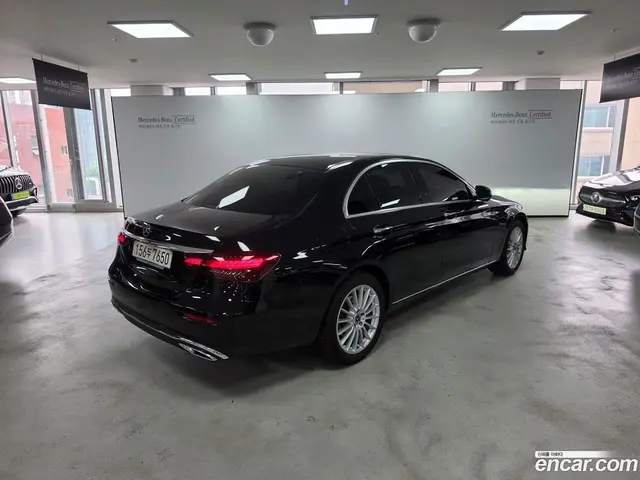 Main__Slider__Photo:E-Class Mercedes-Benz 2023.9-1