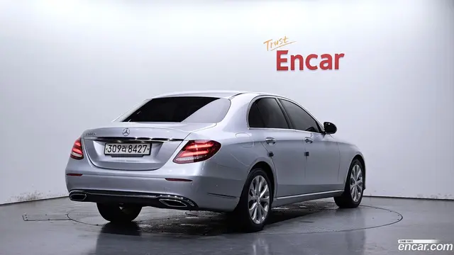 Main__Slider__Photo:E-Class Mercedes-Benz 2017.0-1