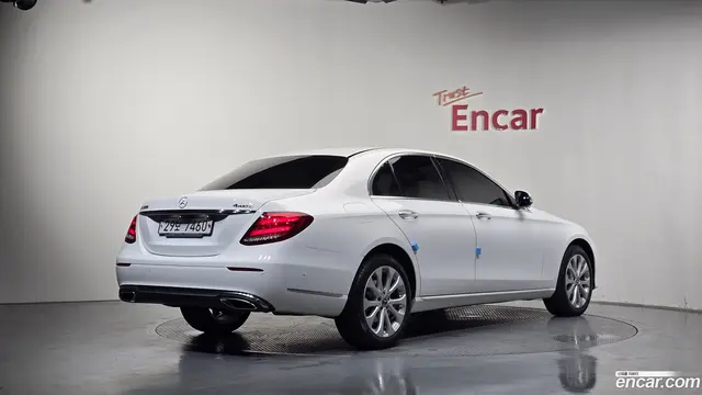 Main__Slider__Photo:E-Class Mercedes-Benz 2018.0-1
