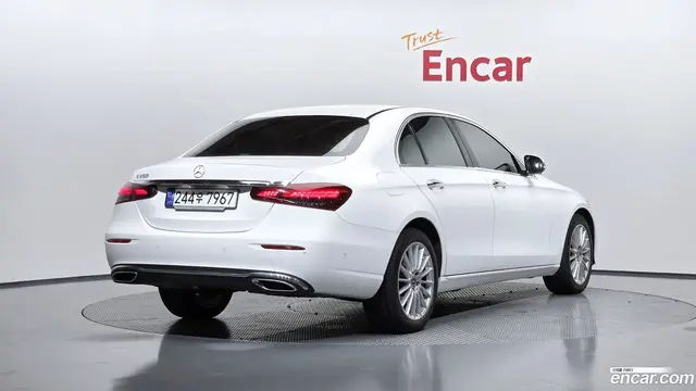 Main__Slider__Photo:E-Class Mercedes-Benz 2023.5-1