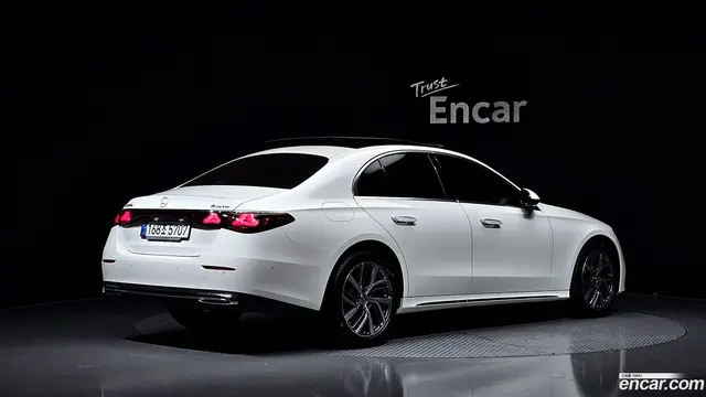 Main__Slider__Photo:E-Class Mercedes-Benz 2024.4-1