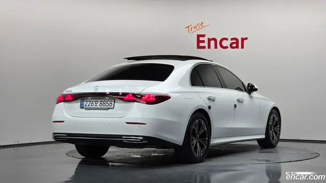 Main__Slider__Photo:E-Class Mercedes-Benz 2024.11-1