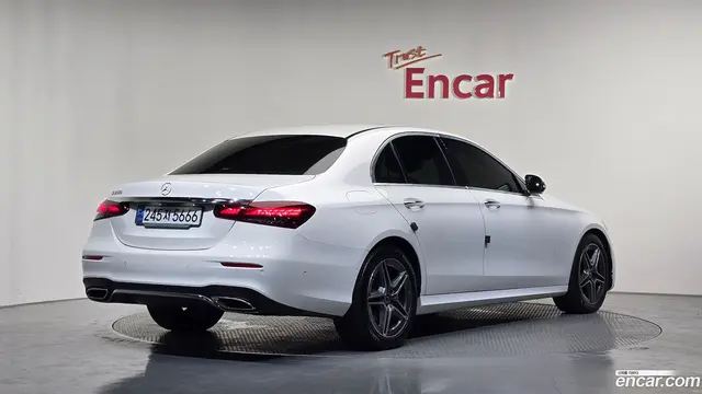 Main__Slider__Photo:E-Class Mercedes-Benz 2022.9-1