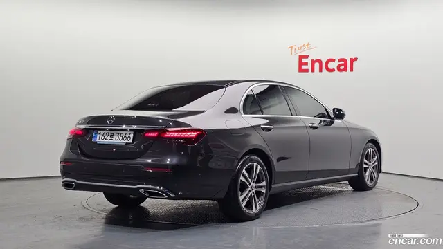 Main__Slider__Photo:E-Class Mercedes-Benz 2023.9-1