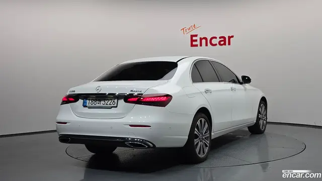 Main__Slider__Photo:E-Class Mercedes-Benz 2023.4-1