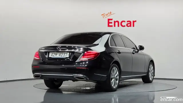 Main__Slider__Photo:E-Class Mercedes-Benz 2017.8-1