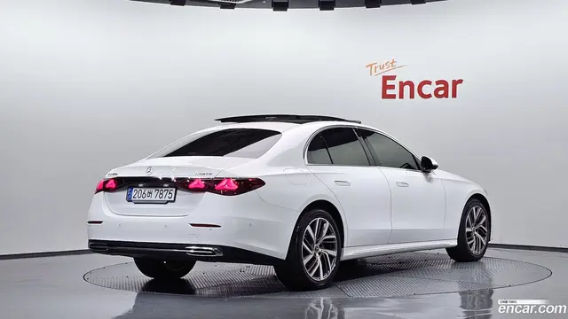 Main__Slider__Photo:E-Class Mercedes-Benz 2024.3-1