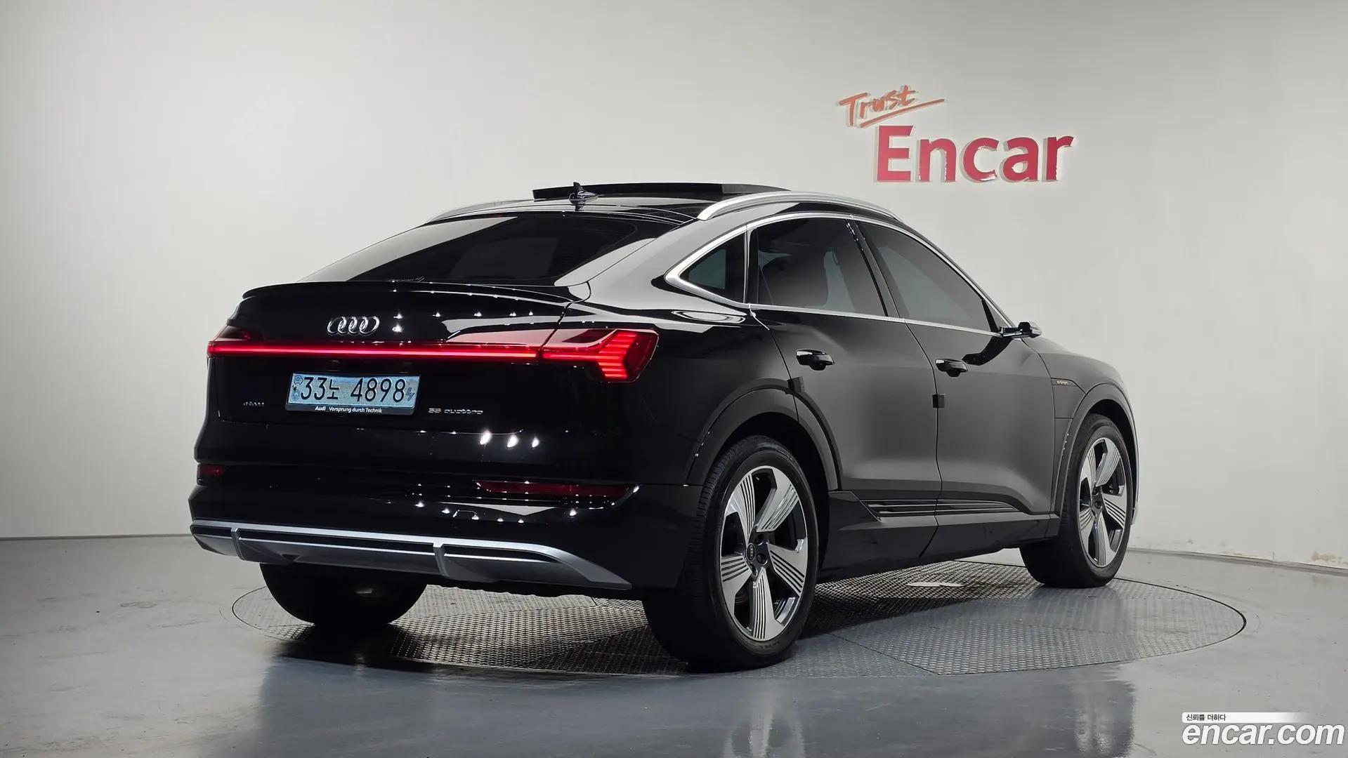 Main__Slider__Photo:e-tron Audi 2022.0-1