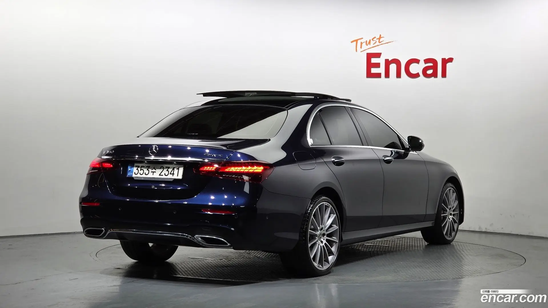 Main__Slider__Photo:E-Class Mercedes-Benz 2022.1-1