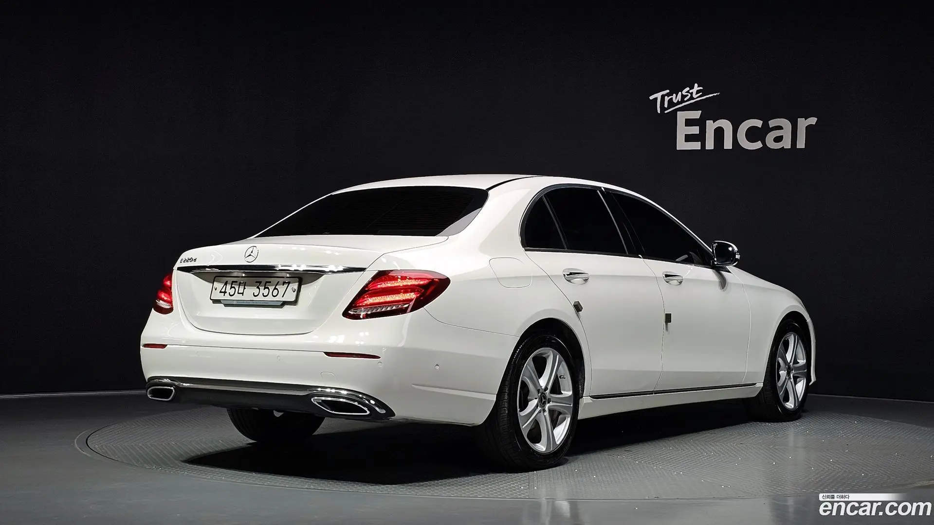 Main__Slider__Photo:E-Class Mercedes-Benz 2018.3-1