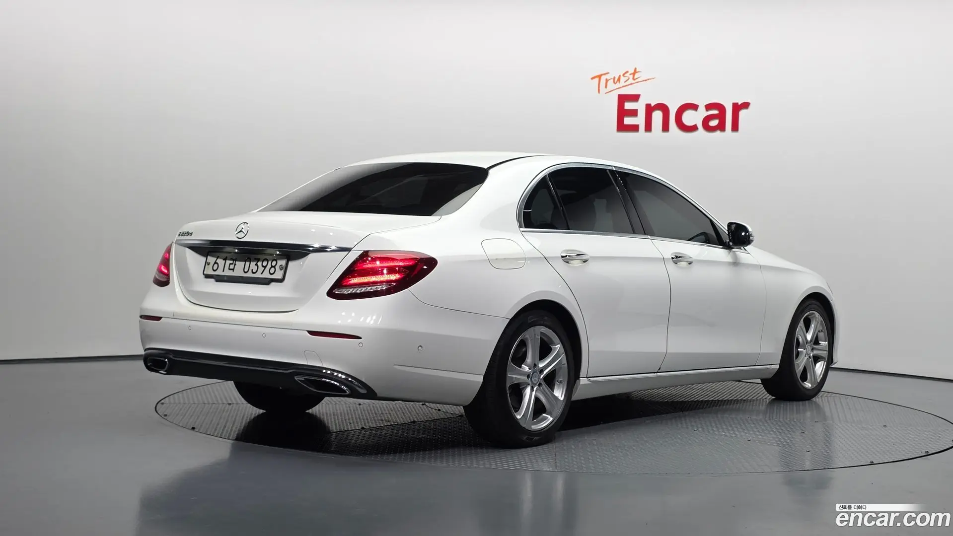 Main__Slider__Photo:E-Class Mercedes-Benz 2016.9-1