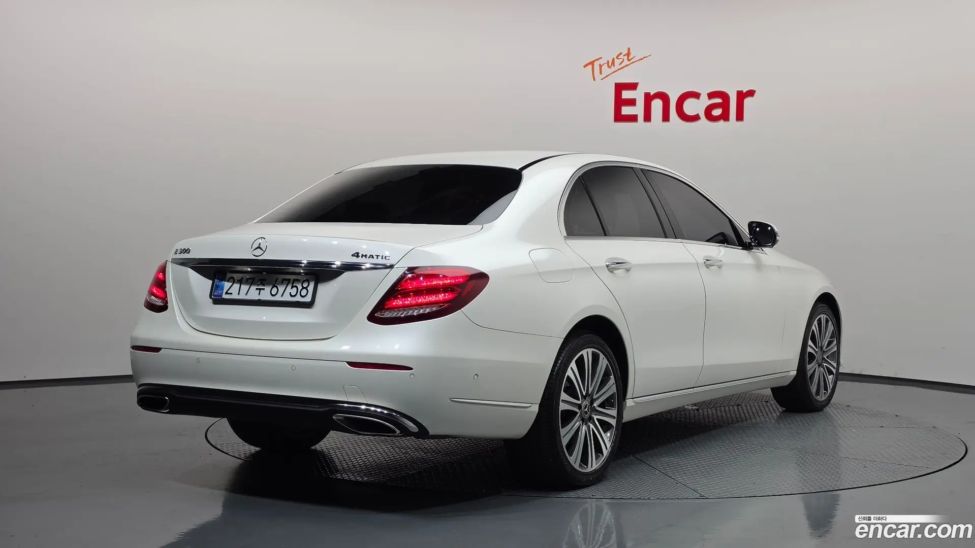Main__Slider__Photo:E-Class Mercedes-Benz 2018.1-1