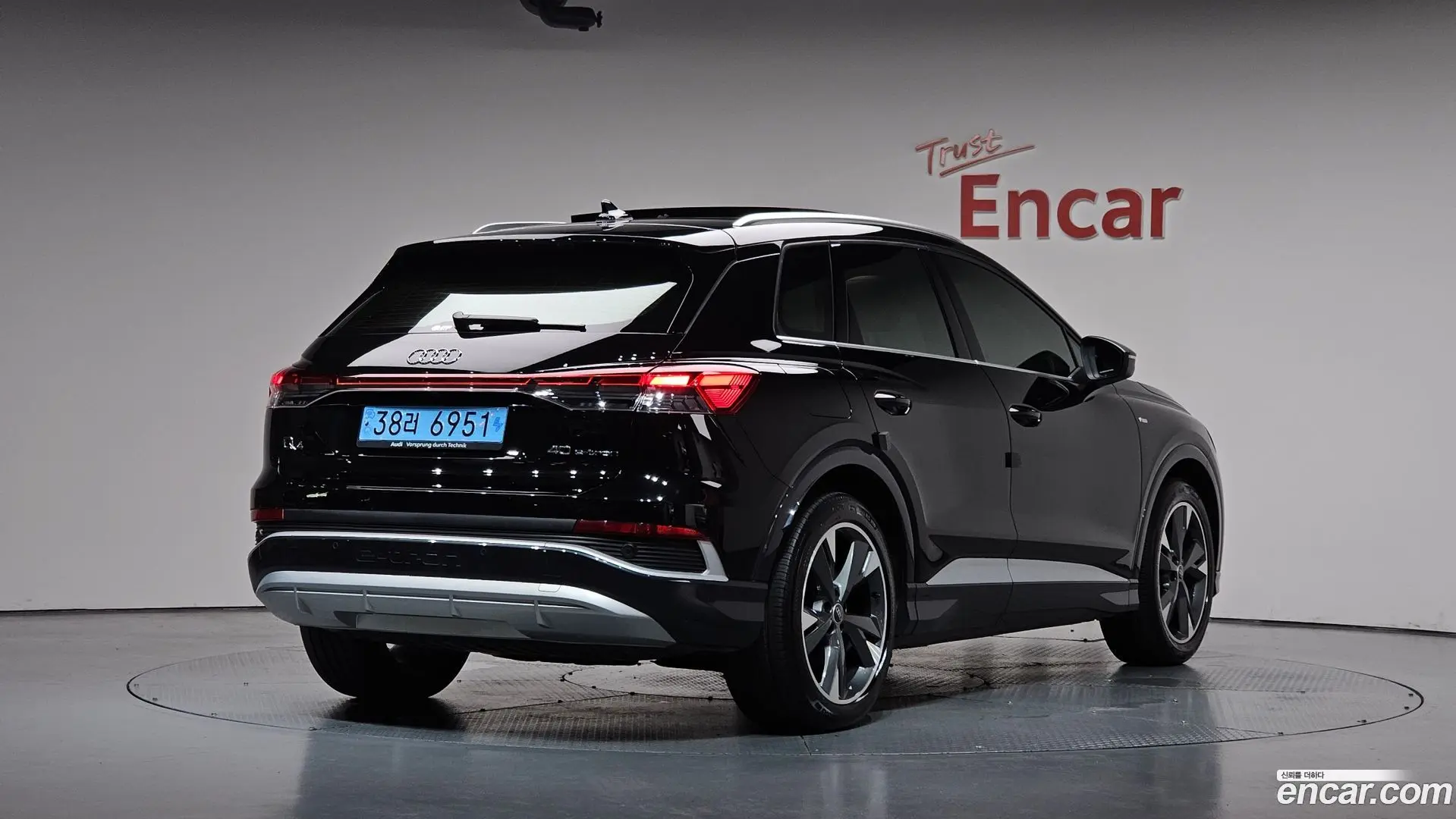 Main__Slider__Photo:Q4 e-tron Audi 2023.8-1