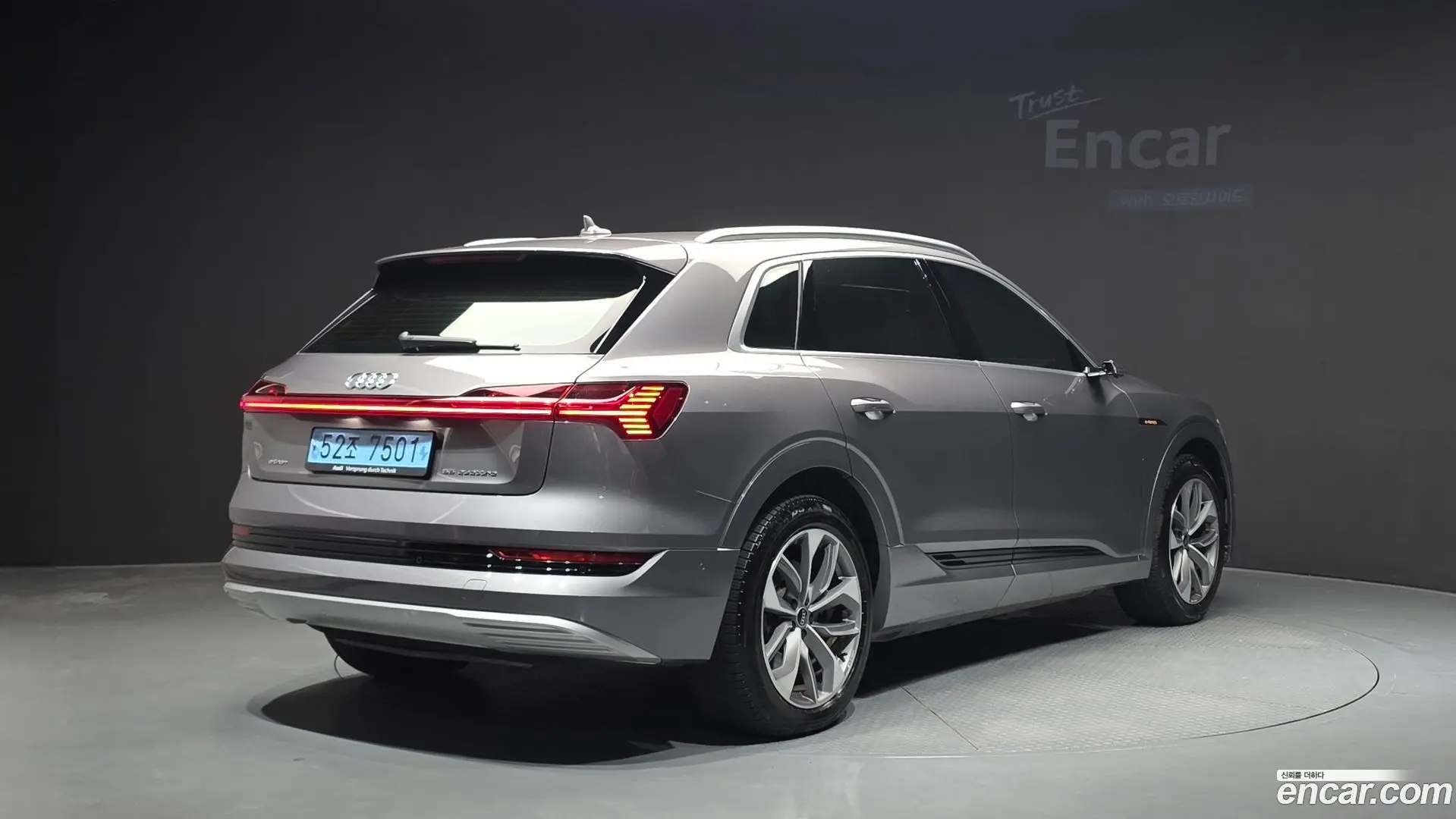 Main__Slider__Photo:e-tron Audi 2021.10-1