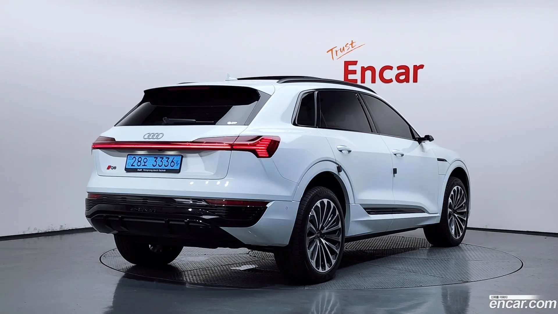 Main__Slider__Photo:Q8 e-tron Audi 2024.11-1