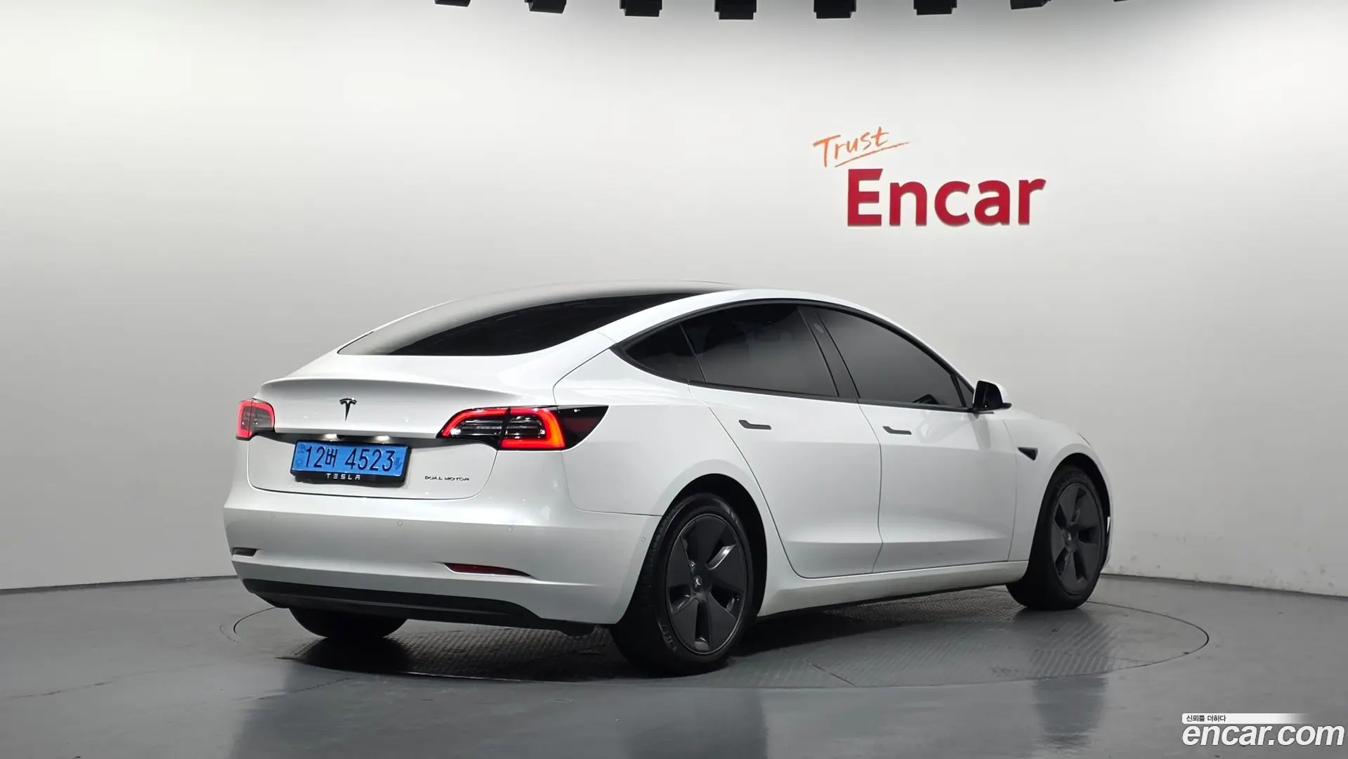 Main__Slider__Photo:Model 3 Tesla 2021.8-1