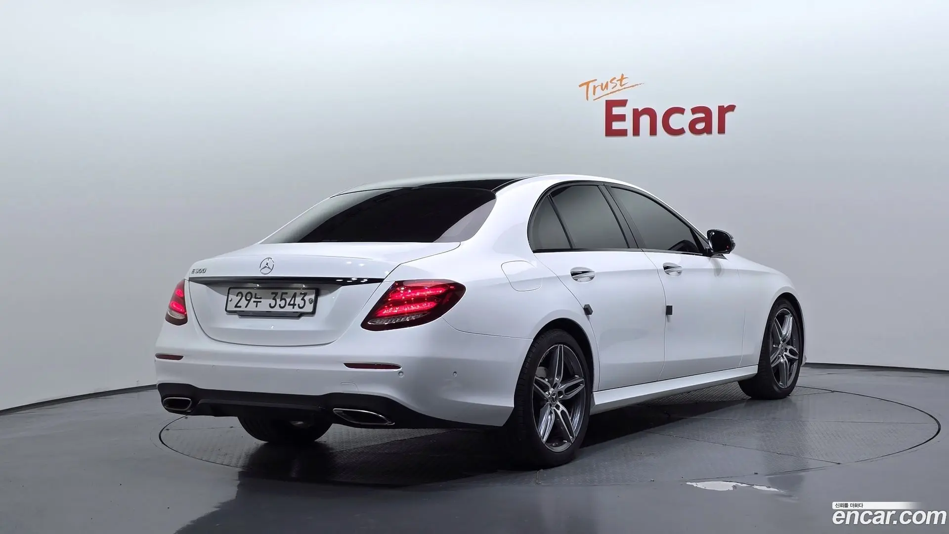 Main__Slider__Photo:E-Class Mercedes-Benz 2018.10-1