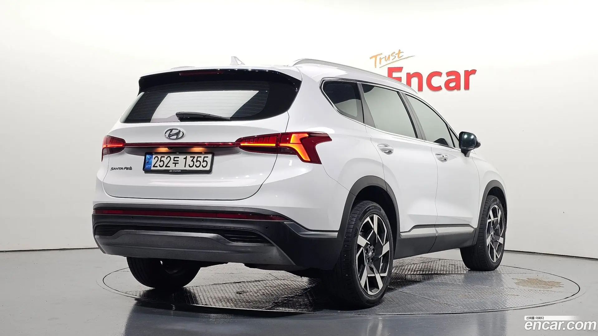 Main__Slider__Photo:Santafe Hyundai 2021.0-1