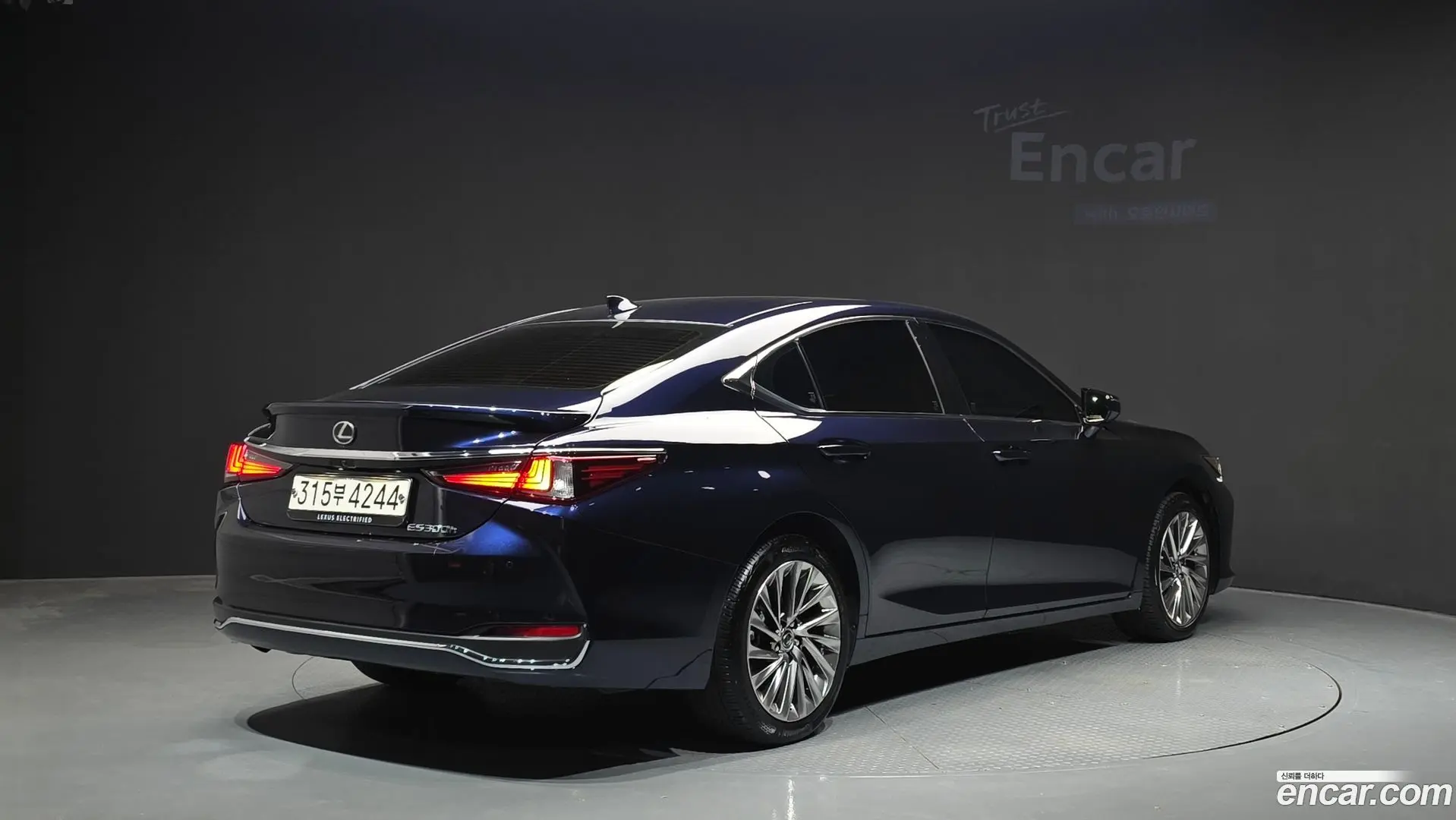 Main__Slider__Photo:ES Lexus 2022.8-1