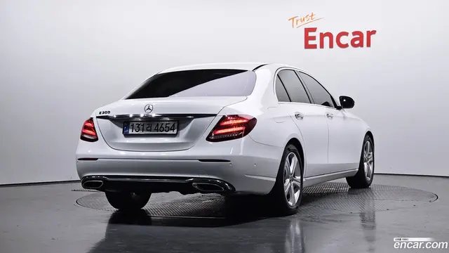 Main__Slider__Photo:E-Class Mercedes-Benz 2017.8-1