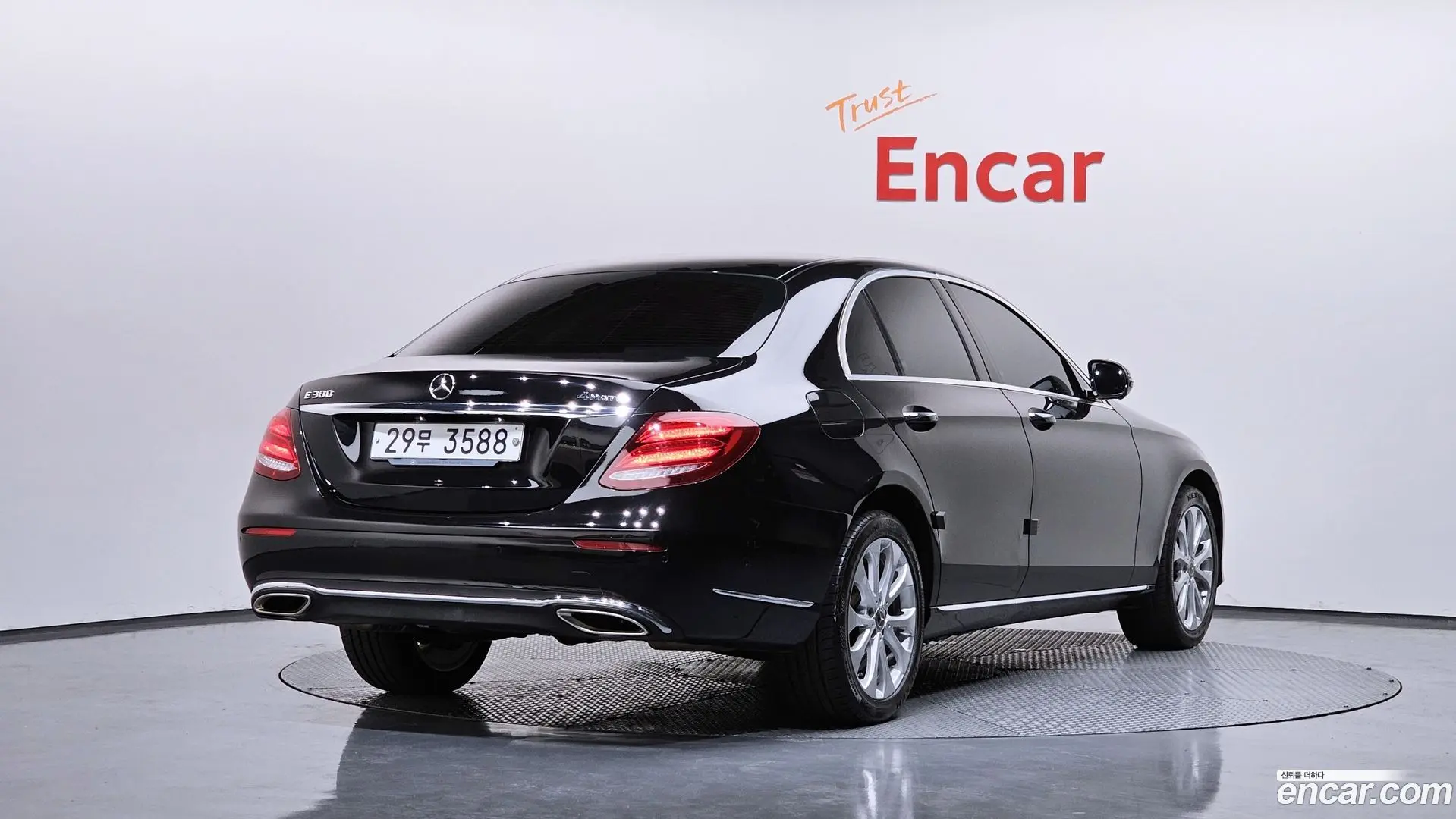 Main__Slider__Photo:E-Class Mercedes-Benz 2018.0-1
