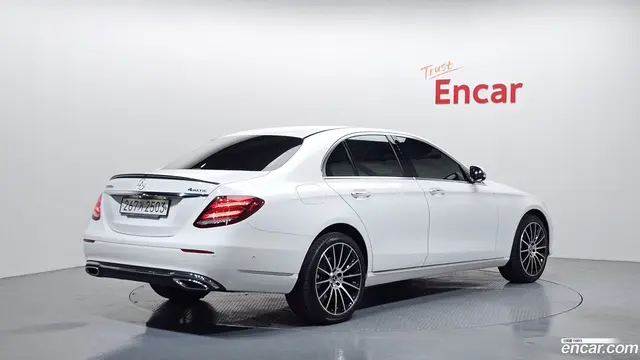 Main__Slider__Photo:E-Class Mercedes-Benz 2020.5-1