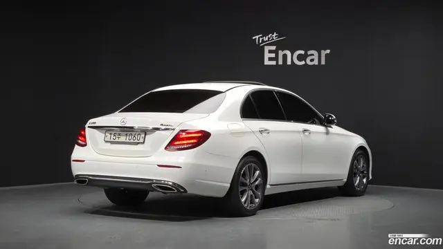 Main__Slider__Photo:E-Class Mercedes-Benz 2019.7-1