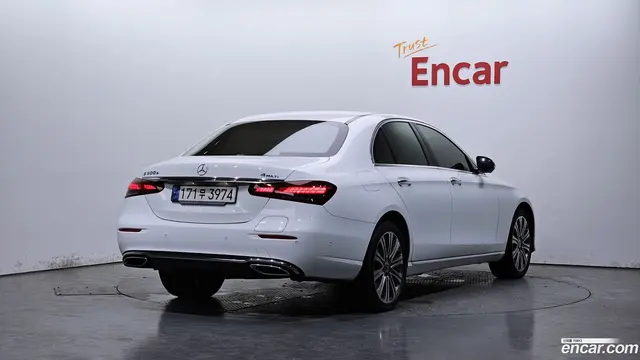Main__Slider__Photo:E-Class Mercedes-Benz 2023.8-1
