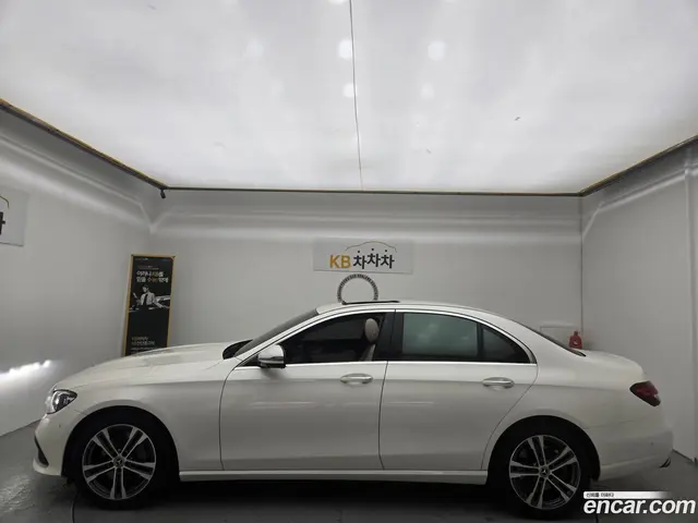 Main__Slider__Photo:E-Class Mercedes-Benz 2022.7-1