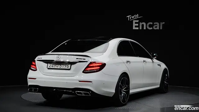 Main__Slider__Photo:E-Class Mercedes-Benz 2018.0-1
