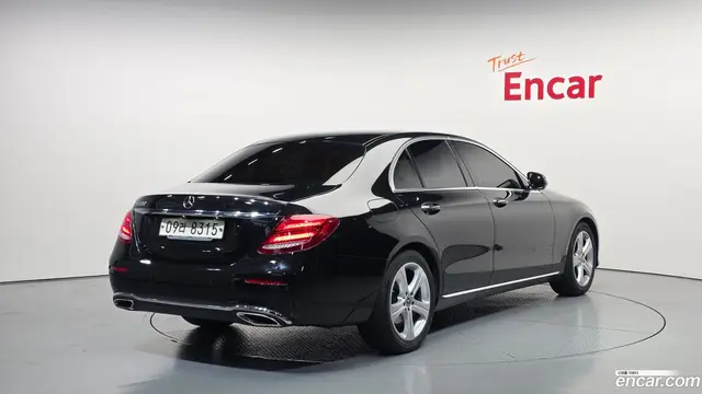 Main__Slider__Photo:E-Class Mercedes-Benz 2017.10-1
