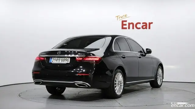 Main__Slider__Photo:E-Class Mercedes-Benz 2023.0-1