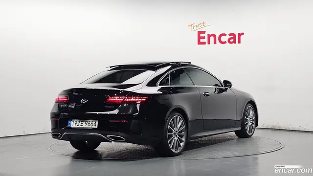 Main__Slider__Photo:E-Class Mercedes-Benz 2021.10-1