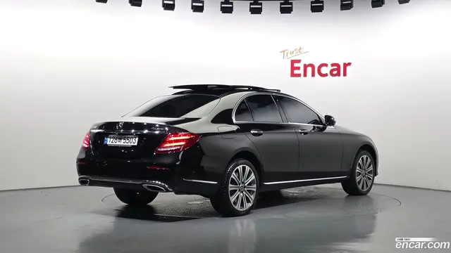 Main__Slider__Photo:E-Class Mercedes-Benz 2020.8-1