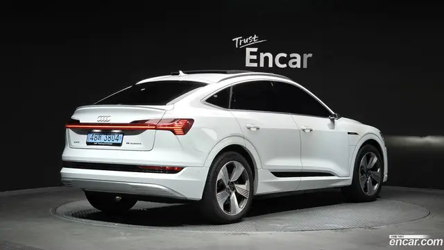 Main__Slider__Photo:e-tron Audi 2021.10-1