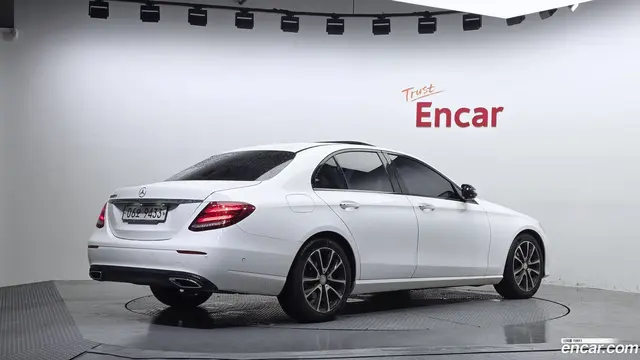 Main__Slider__Photo:E-Class Mercedes-Benz 2017.0-1