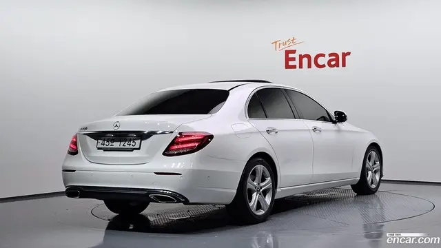 Main__Slider__Photo:E-Class Mercedes-Benz 2018.2-1