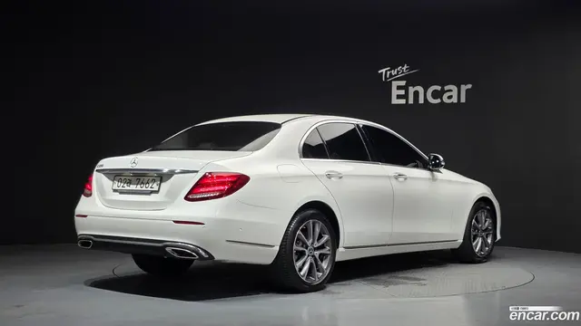 Main__Slider__Photo:E-Class Mercedes-Benz 2017.10-1