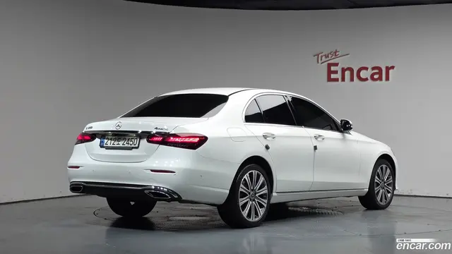 Main__Slider__Photo:E-Class Mercedes-Benz 2022.11-1
