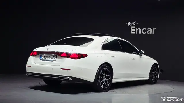 Main__Slider__Photo:E-Class Mercedes-Benz 2025.4-1