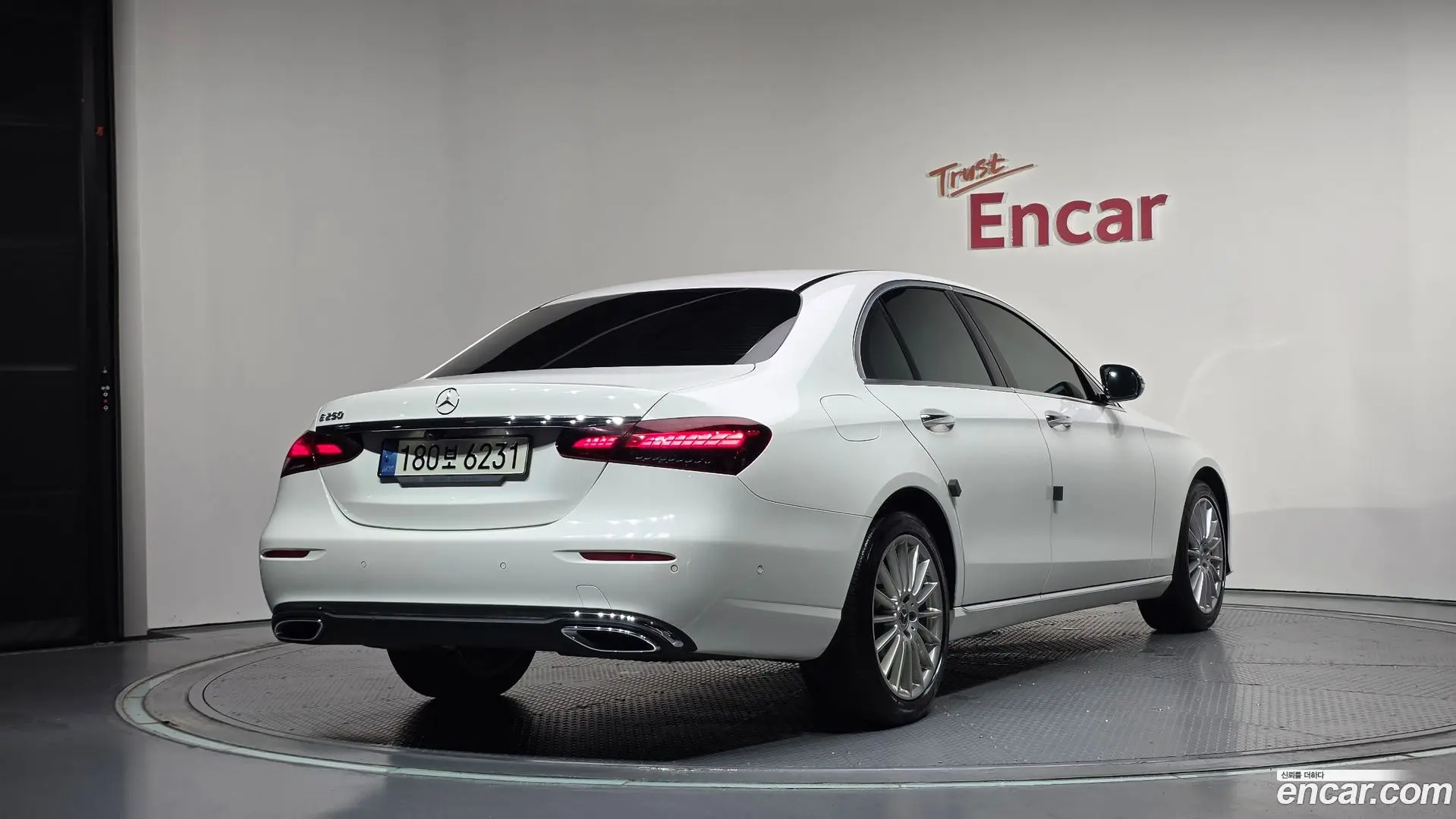 Main__Slider__Photo:E-Class Mercedes-Benz 2020.11-1