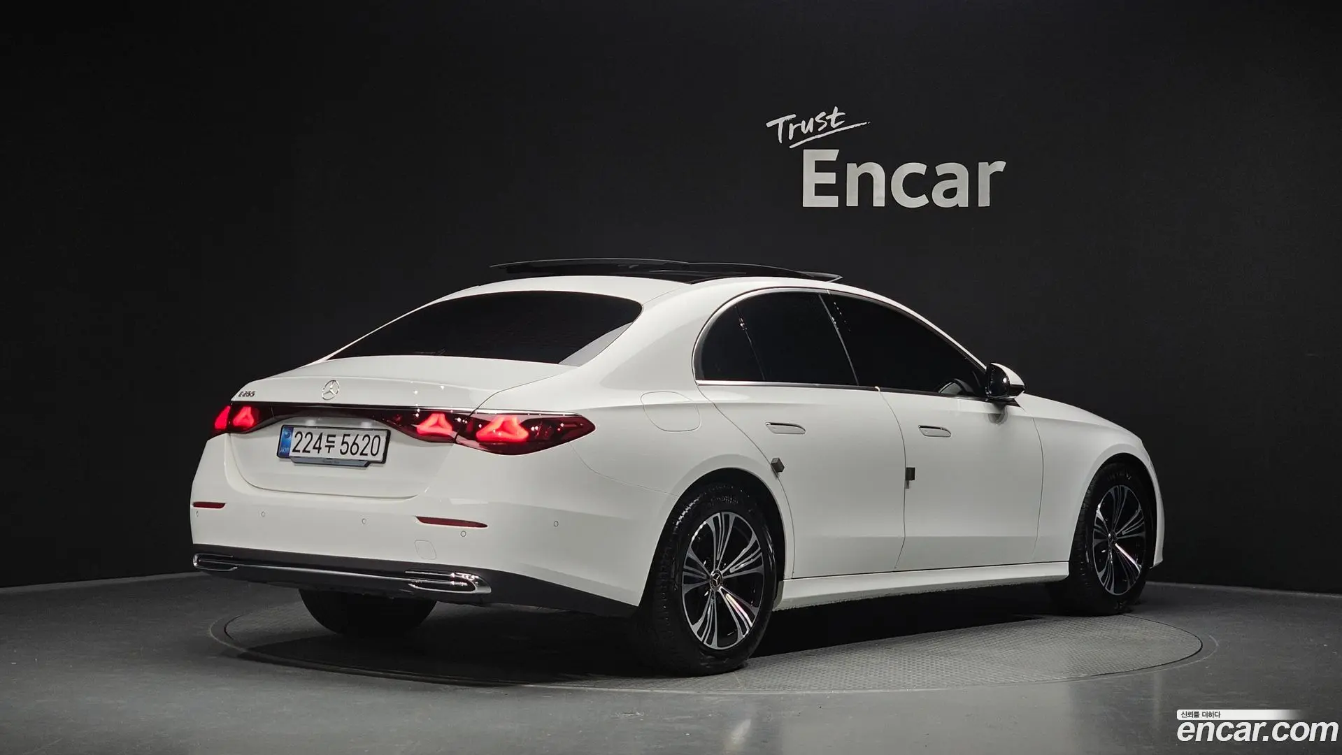 Main__Slider__Photo:E-Class Mercedes-Benz 2025.3-1