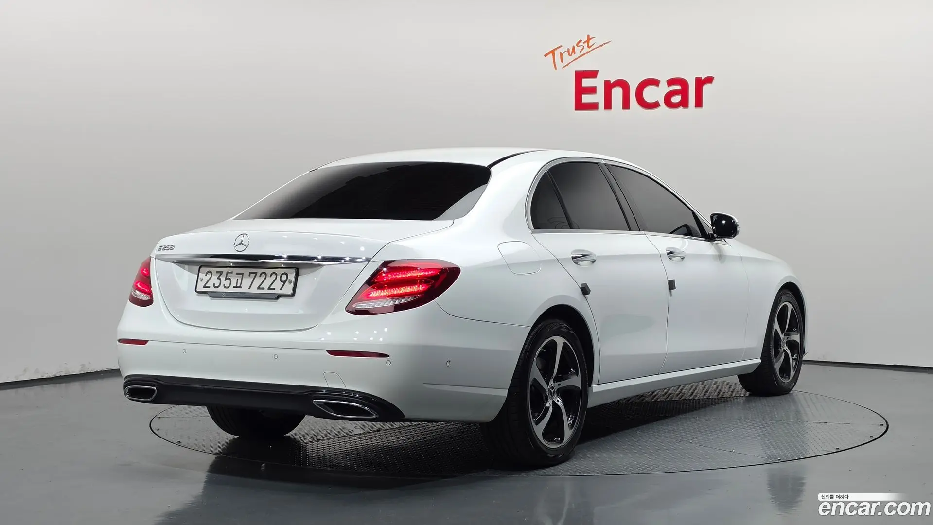 Main__Slider__Photo:E-Class Mercedes-Benz 2020.3-1