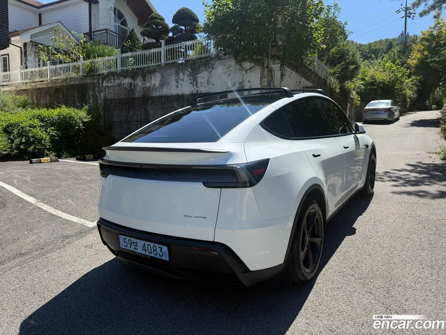 Main__Slider__Photo:Model Y Tesla 2025.10-1