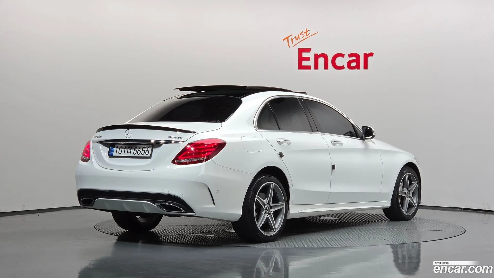 Main__Slider__Photo:C-Class Mercedes-Benz 2018.3-1