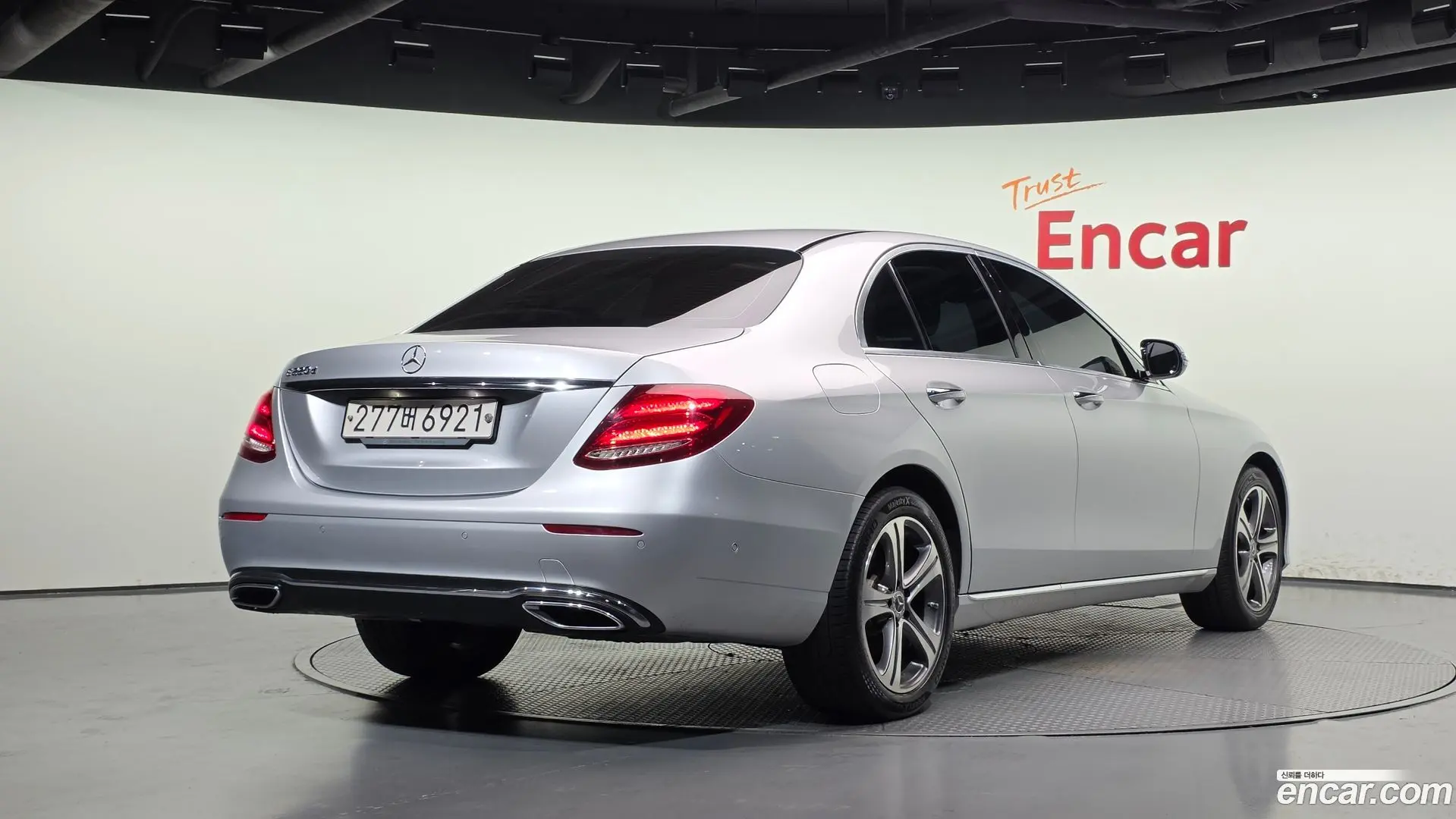 Main__Slider__Photo:E-Class Mercedes-Benz 2019.0-1