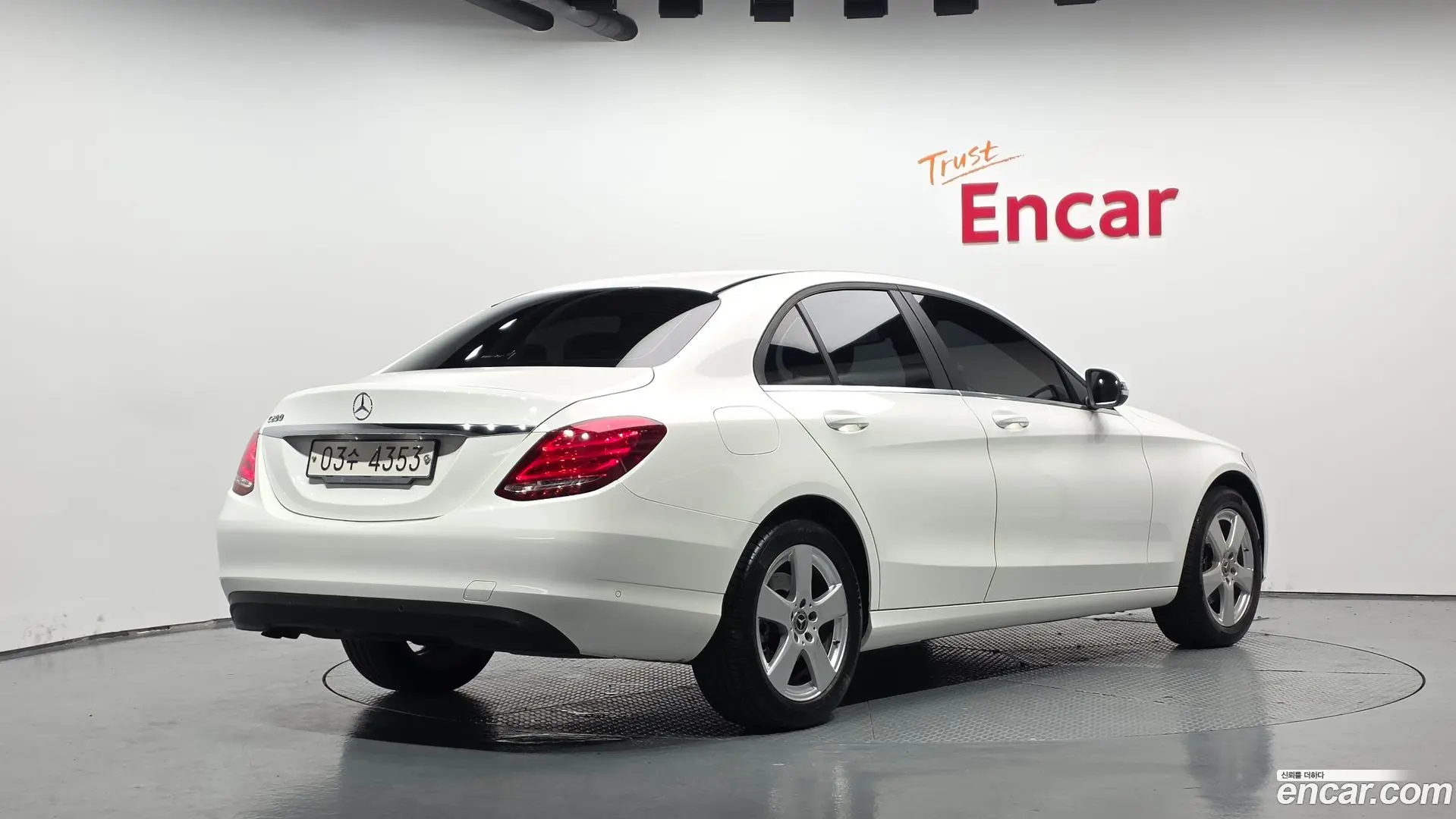 Main__Slider__Photo:C-Class Mercedes-Benz 2018.0-1