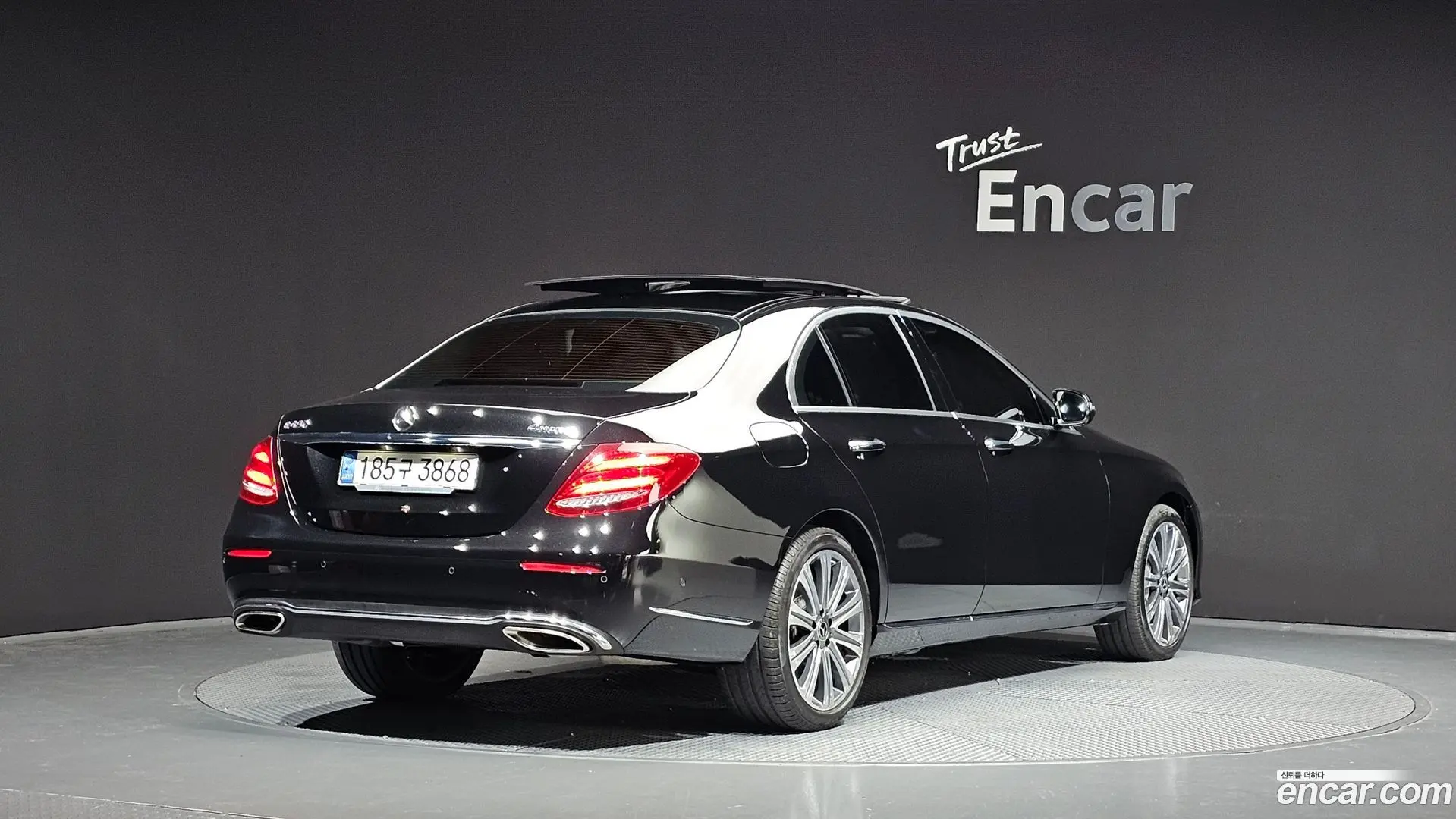 Main__Slider__Photo:E-Class Mercedes-Benz 2020.8-1